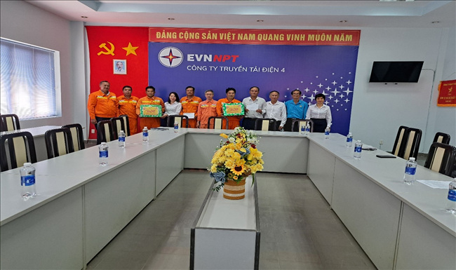 Công đoàn EVNNPT thăm, tặng quà Tết tại Trạm 500kV Nhà Bè