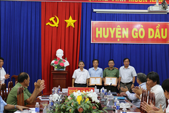 Phối hợp UBND huyện Gò Dầu, tỉnh Tây Ninh bảo vệ công trình lưới truyền tải điện 