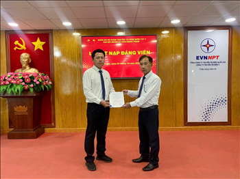 Chi bộ Quản lý vận hành trạm thuộc Đảng bộ bộ phận Truyền tải điện miền Tây 3 tổ chức kết nạp Đảng viên mới