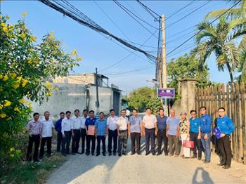 Hoàn thành công trình thanh niên “Thắp sáng đường quê” tại xã Mỹ Hạnh Bắc, huyện Đức Hoà, tỉnh Long An.