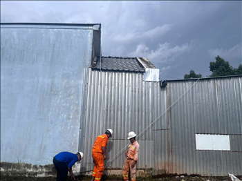 Chi đoàn Đội Truyền tải điện Vĩnh Long tích cực tham gia ngăn ngừa sự cố trạm biến áp mùa mưa bão