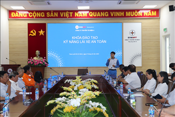 Cán bộ công nhân viên Đội Sửa chữa thí nghiệm điện 4 tham gia khóa đào tạo Kỹ năng lái xe an toàn