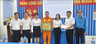 Công đoàn EVNNPT thăm hỏi, tặng quà Tổ Sửa chữa thiết bị điện Đồng Nai nhân dịp xuân về