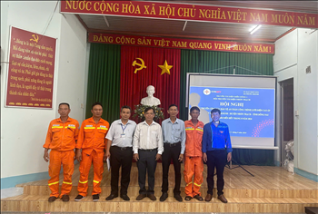 Đội Truyền tải điện Nhơn Trạch tuyên truyền bảo vệ hành lang an toàn lưới điện tại xã Phước Khánh, huyện Nhơn Trạch, tỉnh Đồng Nai.