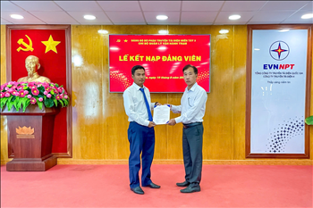 Chi bộ Quản lý vận hành trạm thuộc Đảng bộ bộ phận Truyền tải điện miền Tây 3 tổ chức kết nạp Đảng viên mới