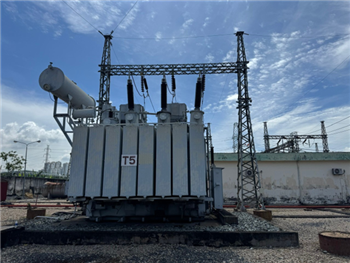 Nỗ lực hoàn thành công trình thay thế 03 sứ xuyên 110kV Trạm 220kV Nhà Bè trước dịp Quốc khánh 2/9