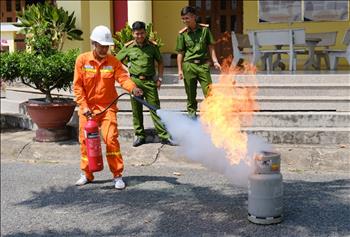 Tập huấn nghiệp vụ PCCC và CNCH năm 2024 cho Tổ Thao tác lưu động Châu Đốc và Đội Truyền tải điện Châu Đốc