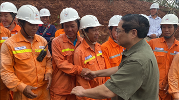 Thủ tướng Phạm Minh Chính đi kiểm tra, thăm, động viên công nhân thi công tại vị trí 22 Dự án Đường dây 500kV mạch 3 Quảng Trạch - Phố Nối.