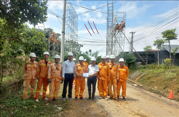 Giám đốc Công ty Truyền tải điện 4 kiểm tra, thăm hỏi và động viên CBCNV Đội Truyền tải điện Tây Ninh tại công trường