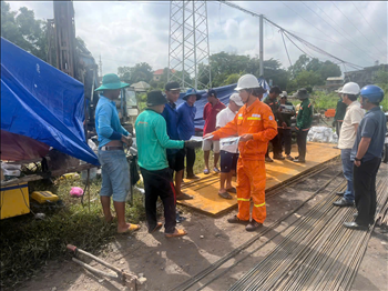 Tổ Quản lý vận hành đường dây Thủ Dầu Một tuyên truyền bảo vệ hành lang lưới điện cao áp tại công trường